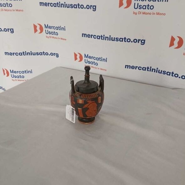 Pisside con coperchio in stile