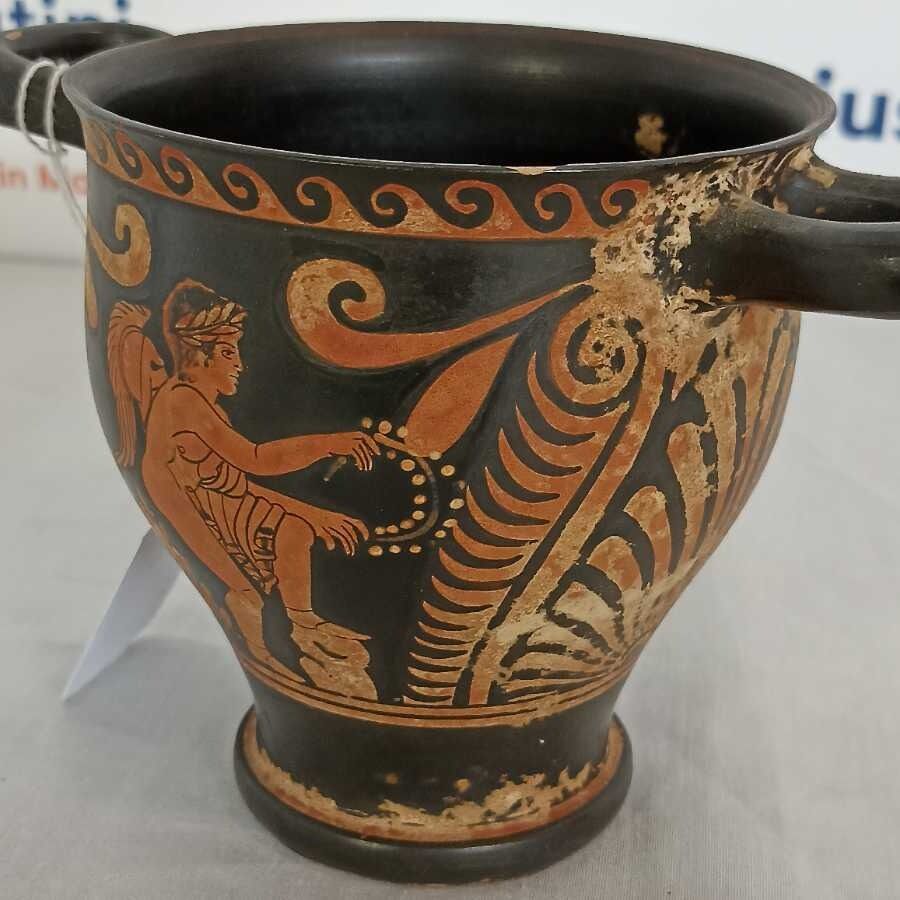 Skyphos a figura rossa in stile - immagine 5