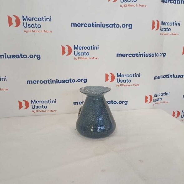Vaso in vetro soffiato bluastro con bolle
