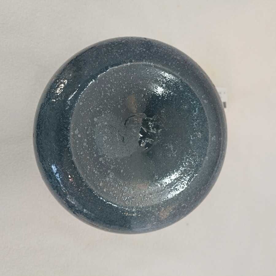 Vaso in vetro soffiato bluastro con bolle - immagine 5