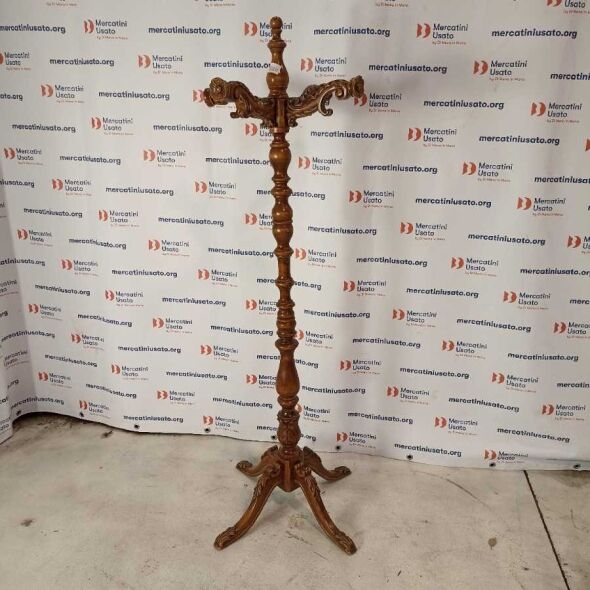 Appendiabiti intagliato in stile